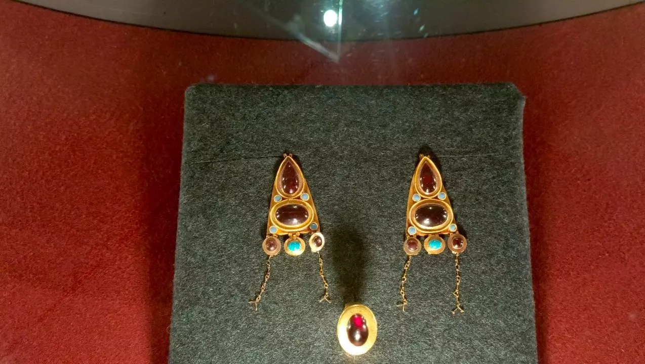 Женские серьги и перстень, найденные в одном из древних курганов