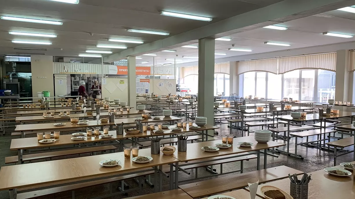 В Омске родители детей-инвалидов будут получать компенсацию за питание в школе