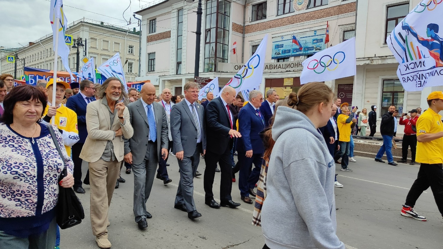 Парад спортсменов перед открытием аллеи олимпийцев