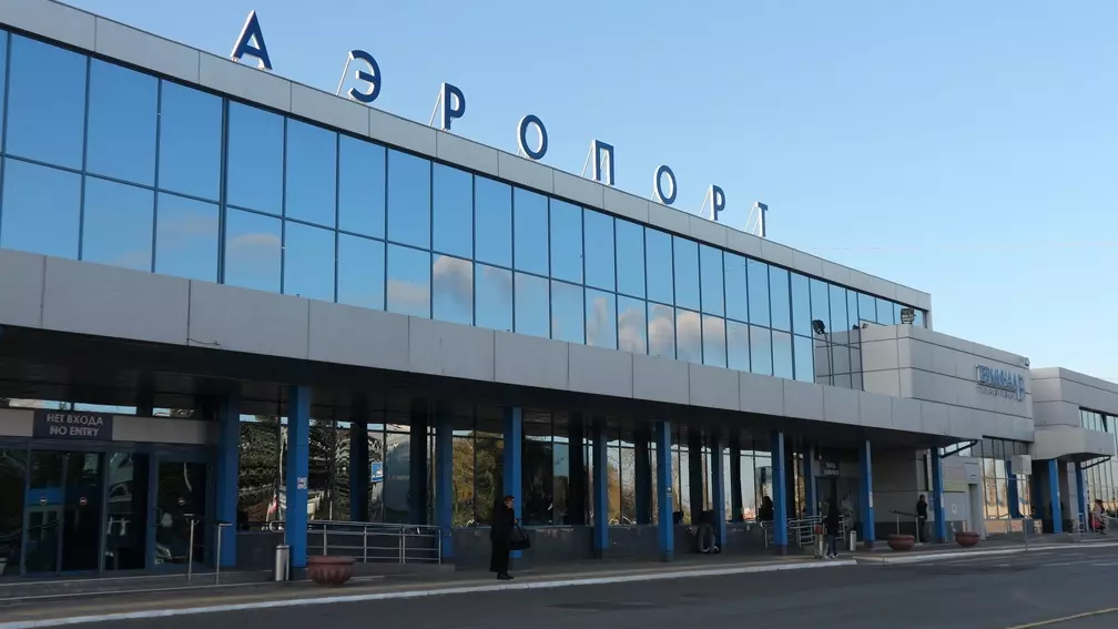 Омский аэропорт ищет, кто летом будет ухаживать за территорией за 600 тысяч рублей