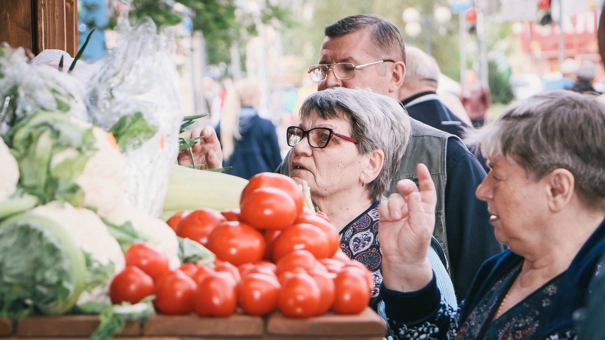 За полгода в Омске больше всего подорожали лук, рис и яблоки