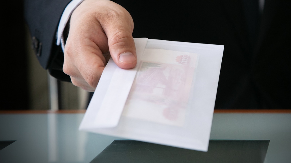 В Омске неосторожный взяточник расстался с 200 тысячами рублей