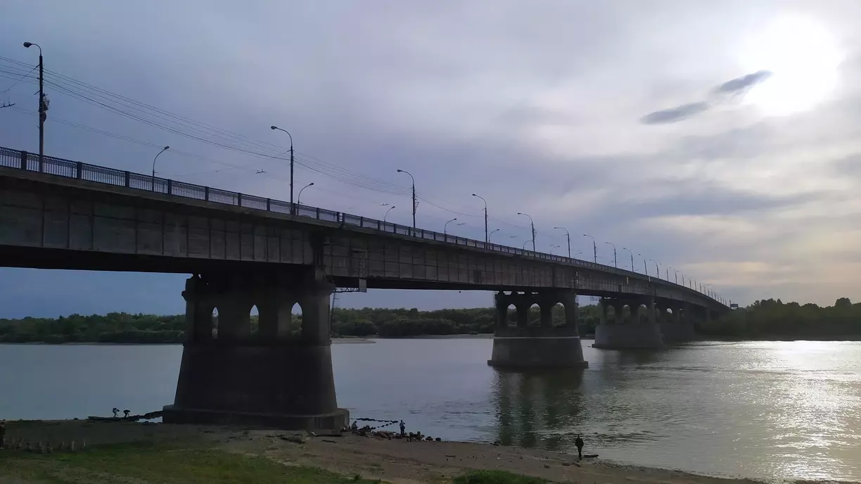 Сегодня ночью омичи не смогут проезжать по Ленинградскому мосту