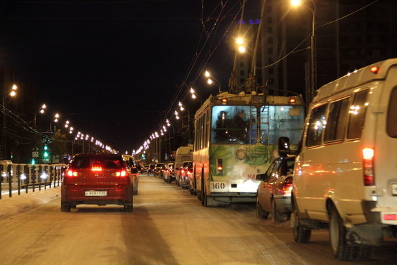 Зачем дороги в Омске посыпают реагентом? Ответил глава дорожного хозяйства