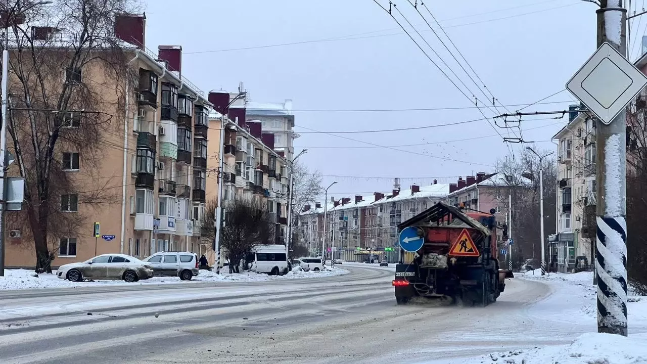 Для борьбы со снегом на омских дорогах привлекли дополнительную технику