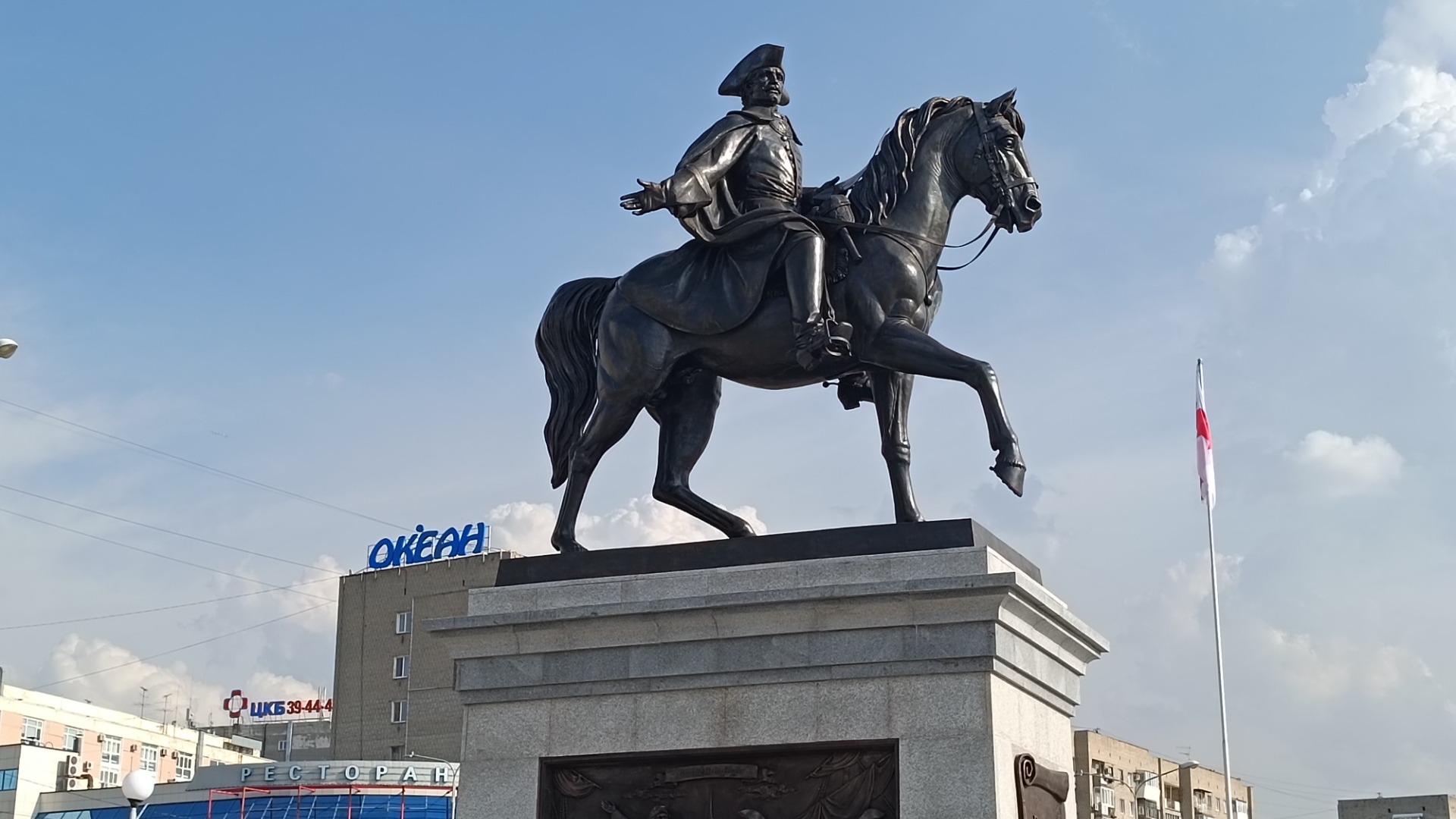 В Омске торжественно открыли памятник основателю города Ивану Бухгольцу