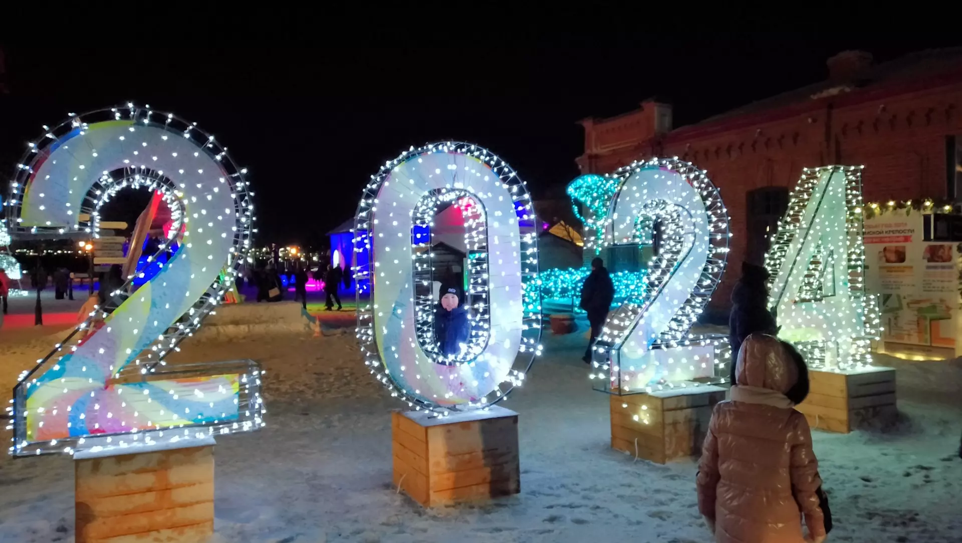Здравствуй, 2024-й! Как омичи встретили Новый год на улицах города