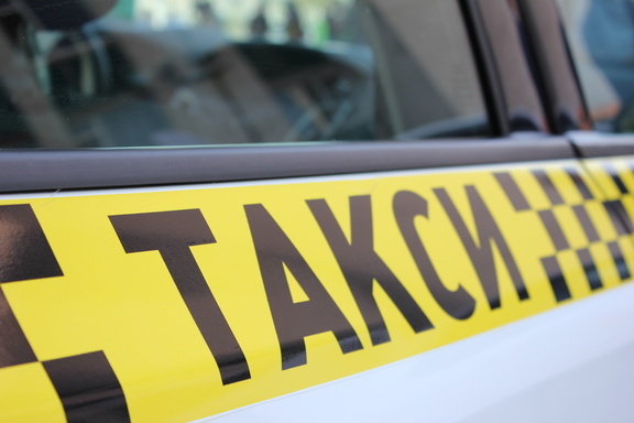 В Омске пьяный таксист устроил аварию и напал на другого водителя с монтировкой