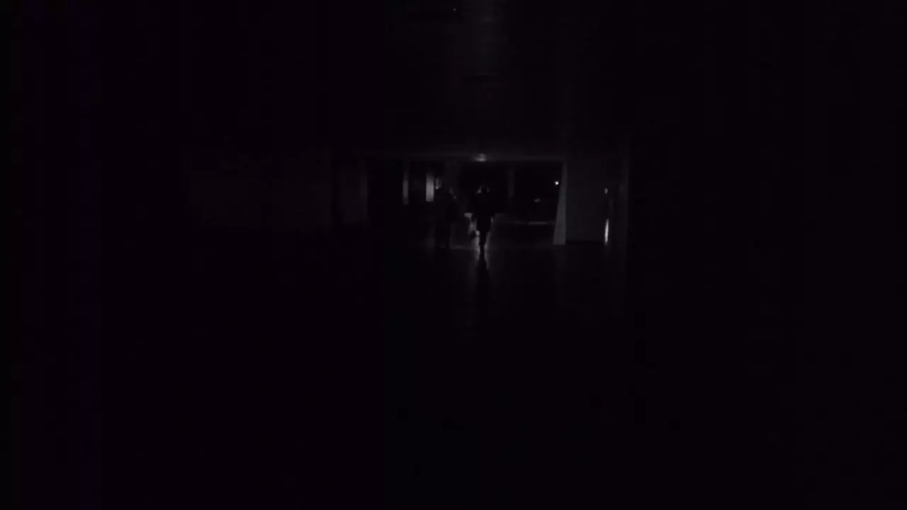 В подземном переходе в центре Омска внезапно отключили свет