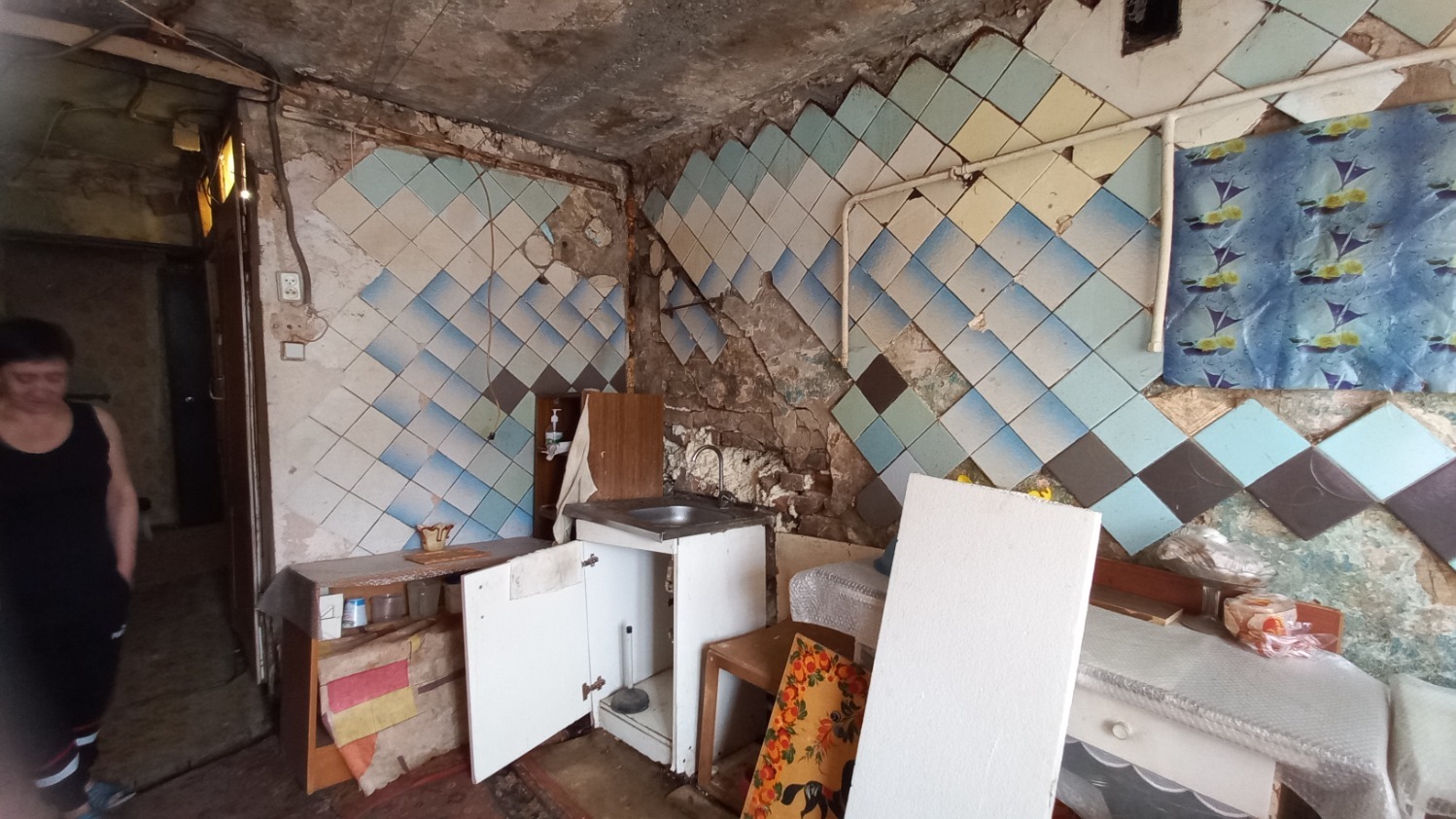 Кухня за остатками разрушенной стены