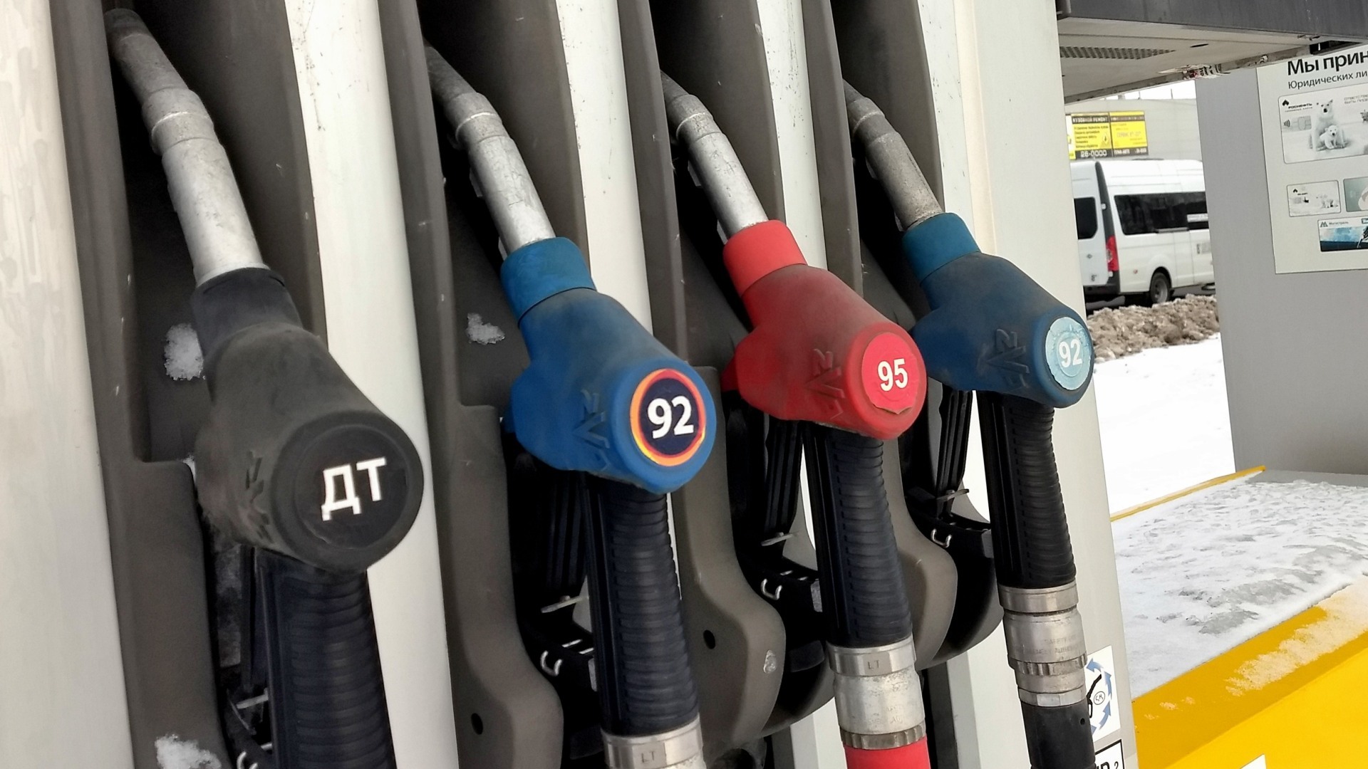 В Омске во второй раз за неделю поднялись цены на бензин