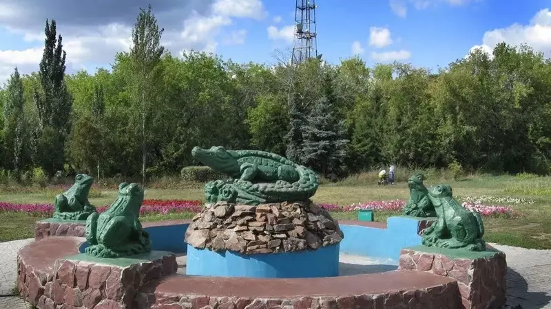 Омичам показали проект реконструкции старейшего фонтана «Крокодил и лягушки»