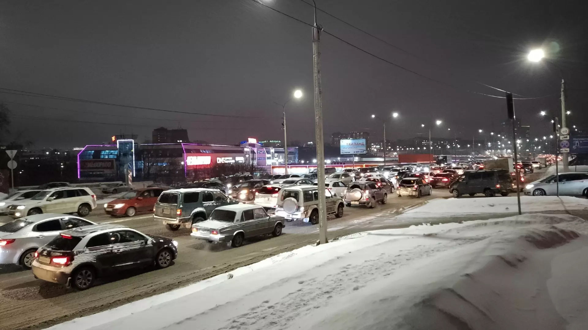 В Омске в последний рабочий день года на дорогах образовались 9-балльные пробки