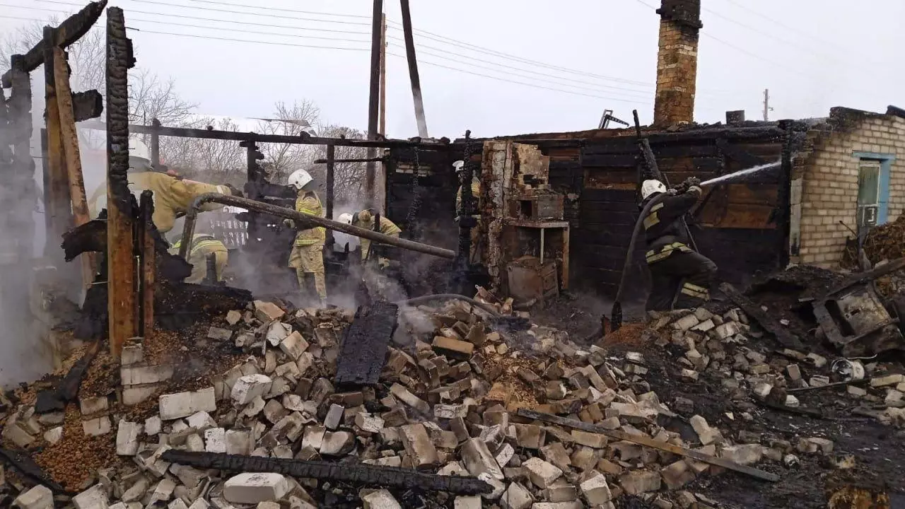 Омские пожарные оперативно ликвидировали возгорание жилого дома
