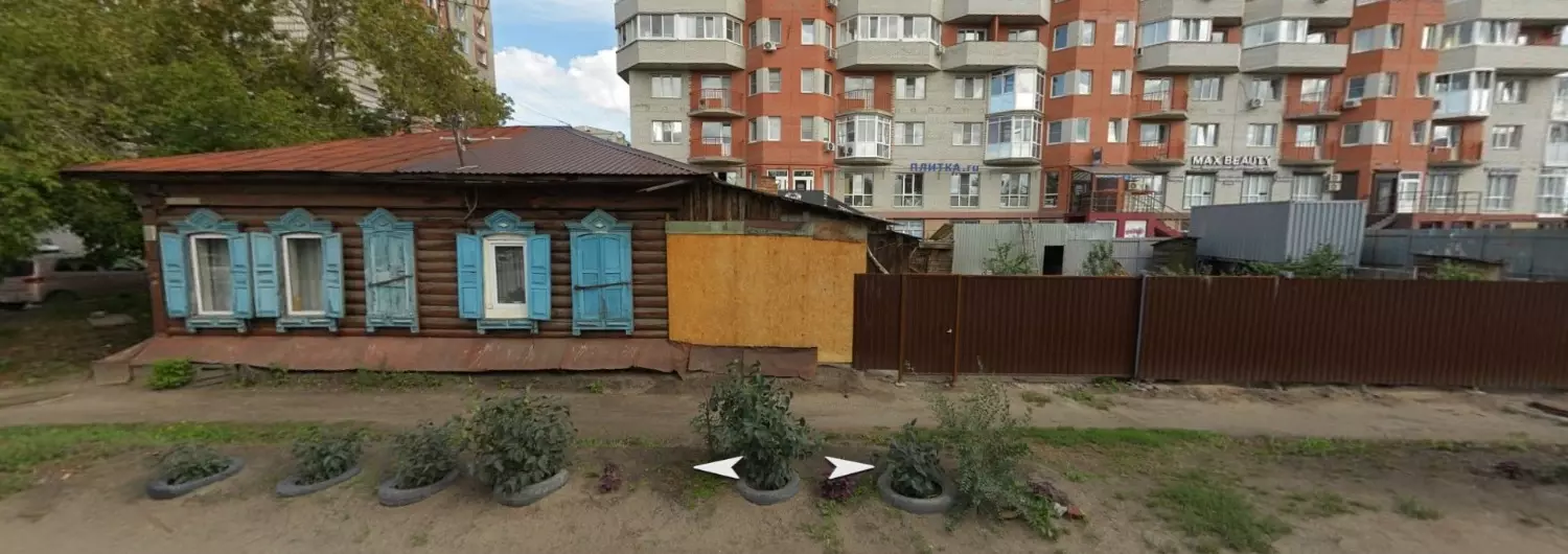 Единственный оставшийся частный дом рядом с многоэтажками на Куйбышева