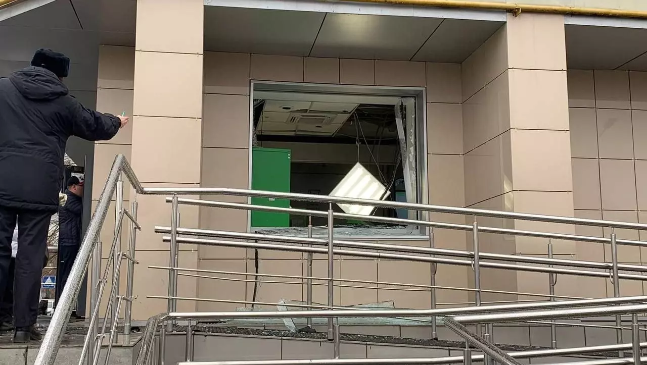 В здании банка выбило окна