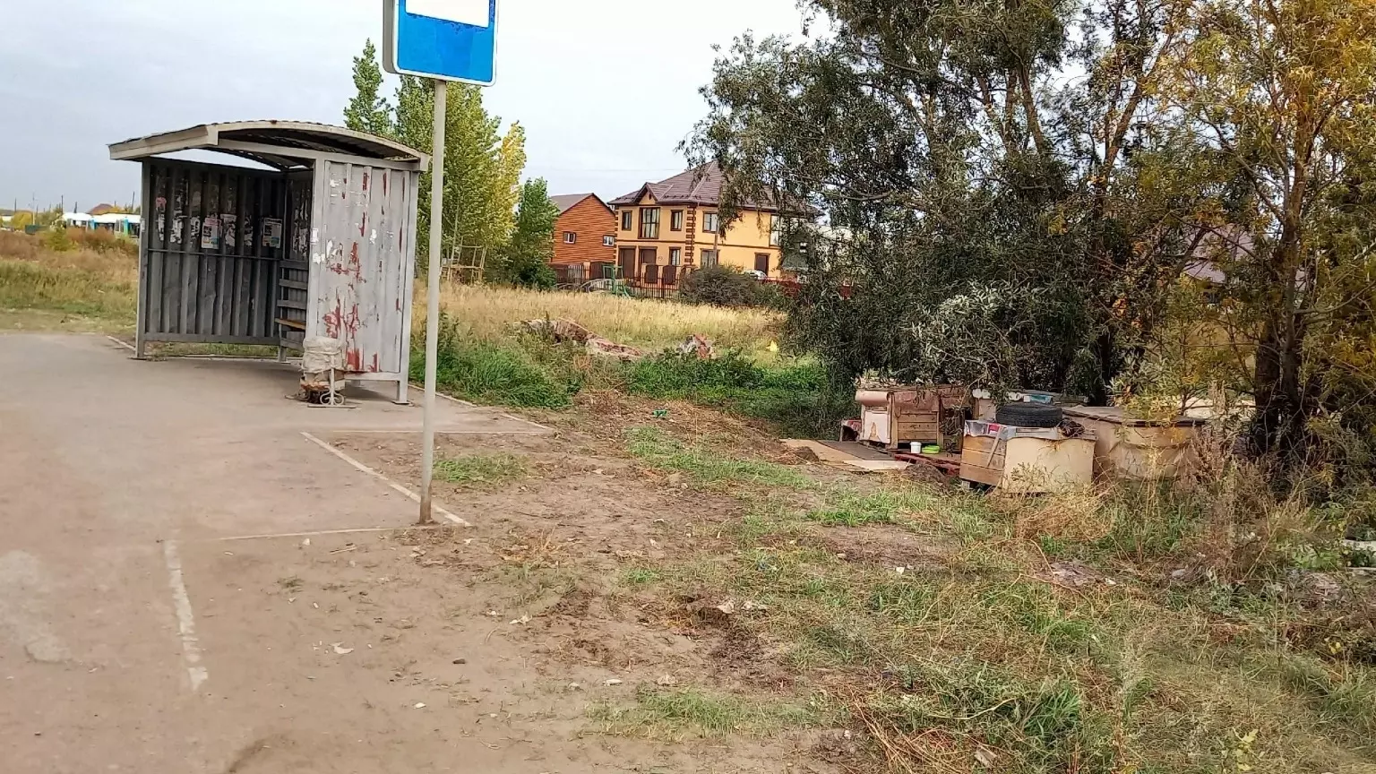 Жители Омска пожаловались на состояние остановки в Амурском-2