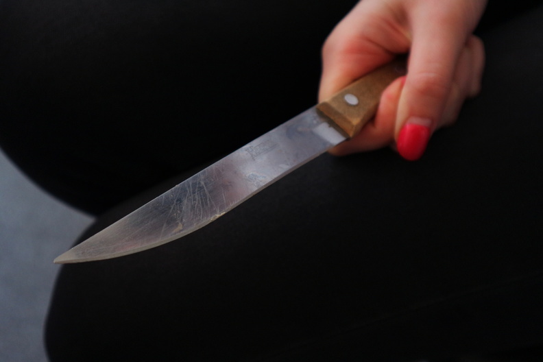 В Омске женщина ударила собутыльника ножом в грудь, а затем вызвала ему «скорую»