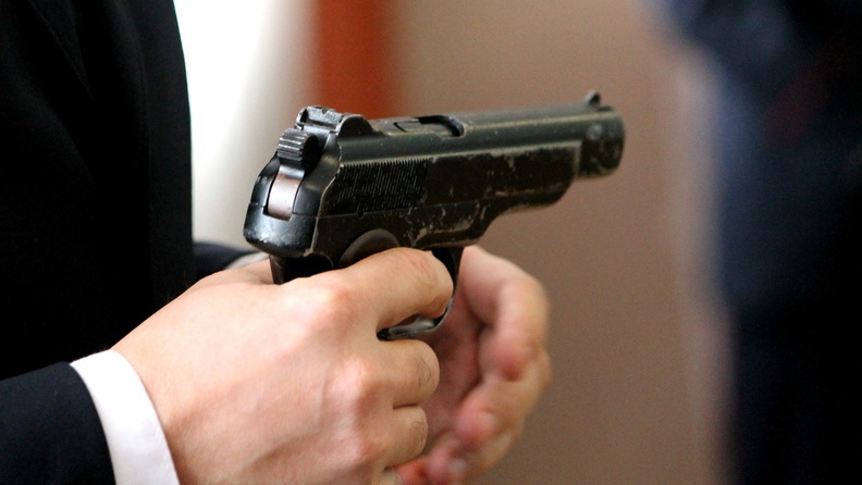 У 16-летнего омича на автомойке украли пневматический пистолет