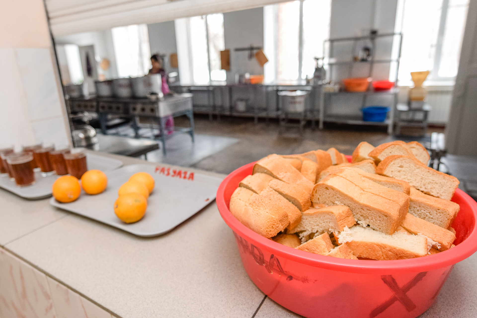В омских школах, детсадах и больницах готовили еду из опасного фальсификата