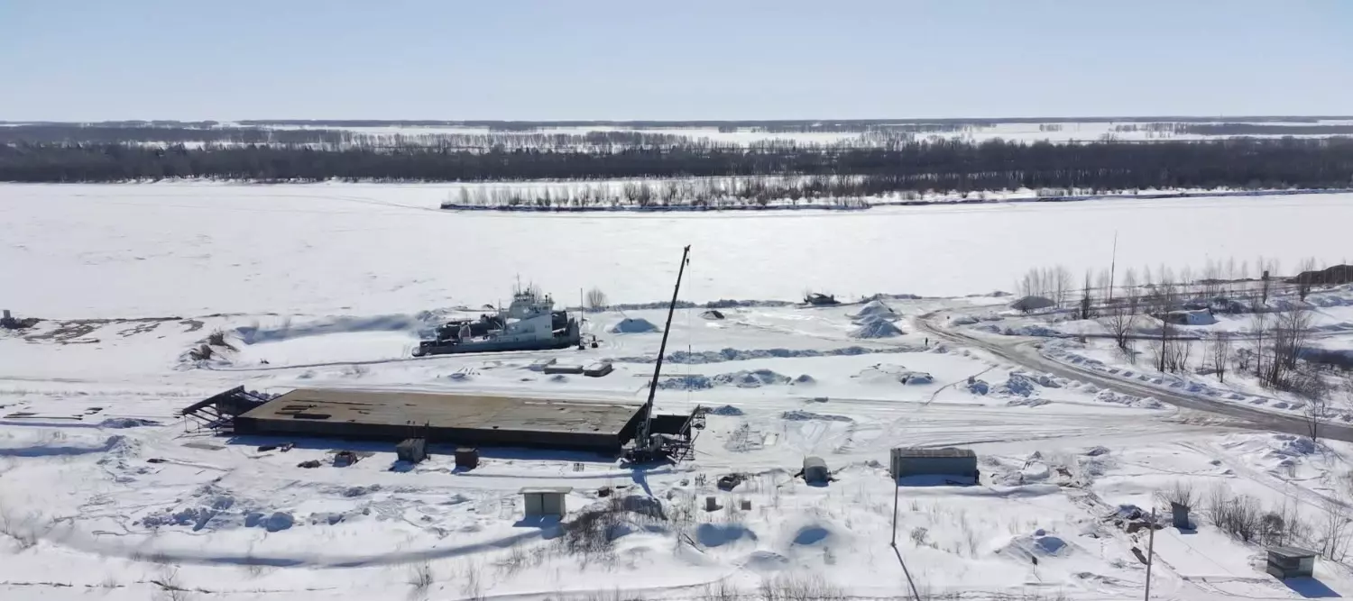 Зимой на берегу Иртыша ремонтировали корабли