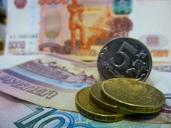 Больше сотни омичей не пустили за границу из-за долгов в 20 млрд рублей