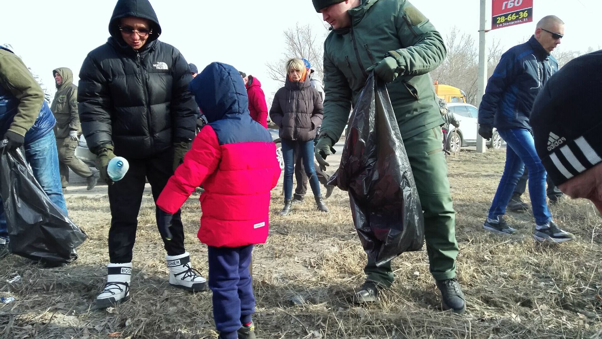 Врио губернатора Хоценко с семьей собирают мусор на субботнике