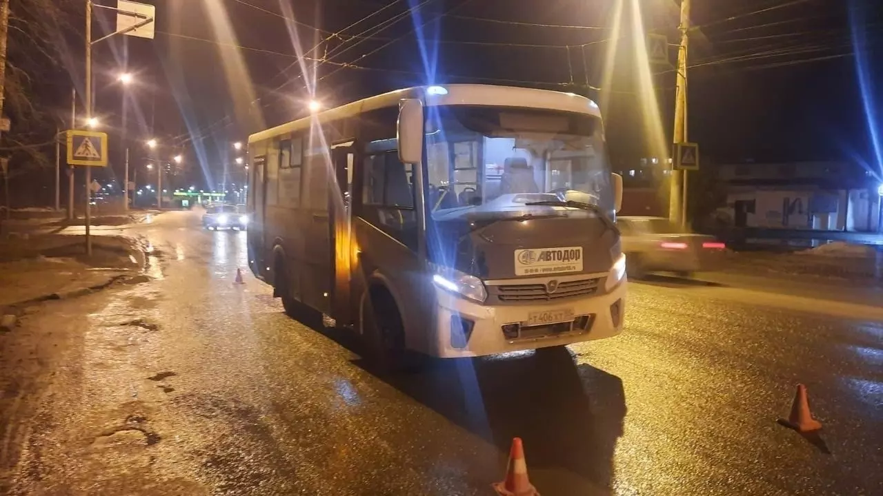 Пассажирский автобус сбил на пешеходе у остановки пожилую омичку