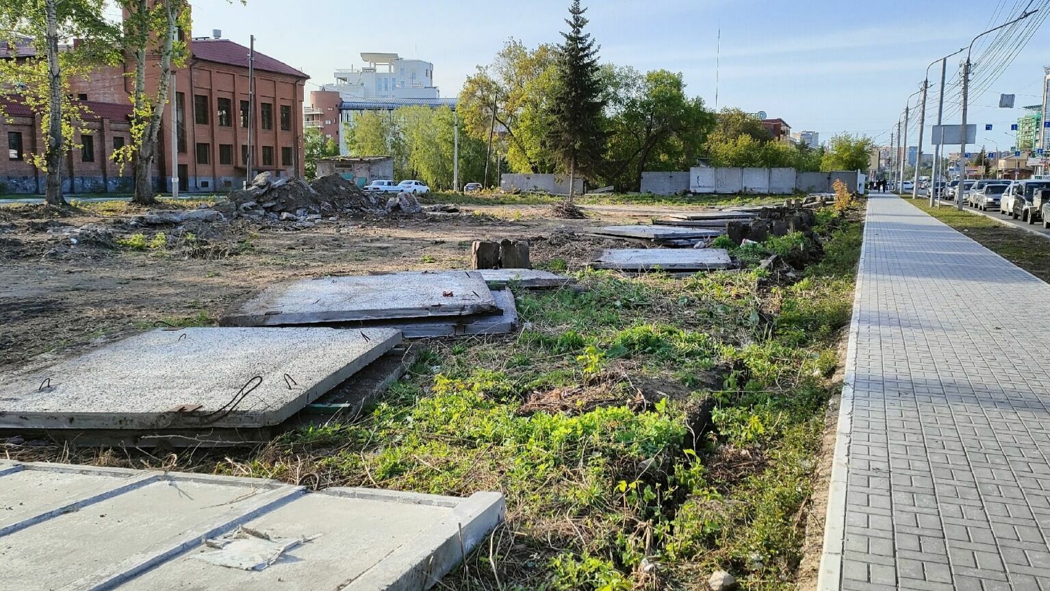 В Омске начали демонтаж «знаменитого» бетонного забора на улице Маршала Жукова