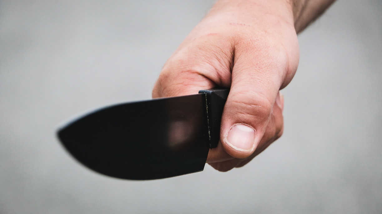 В Омской области бригадир дорожников вонзил нож в глаз подчиненному