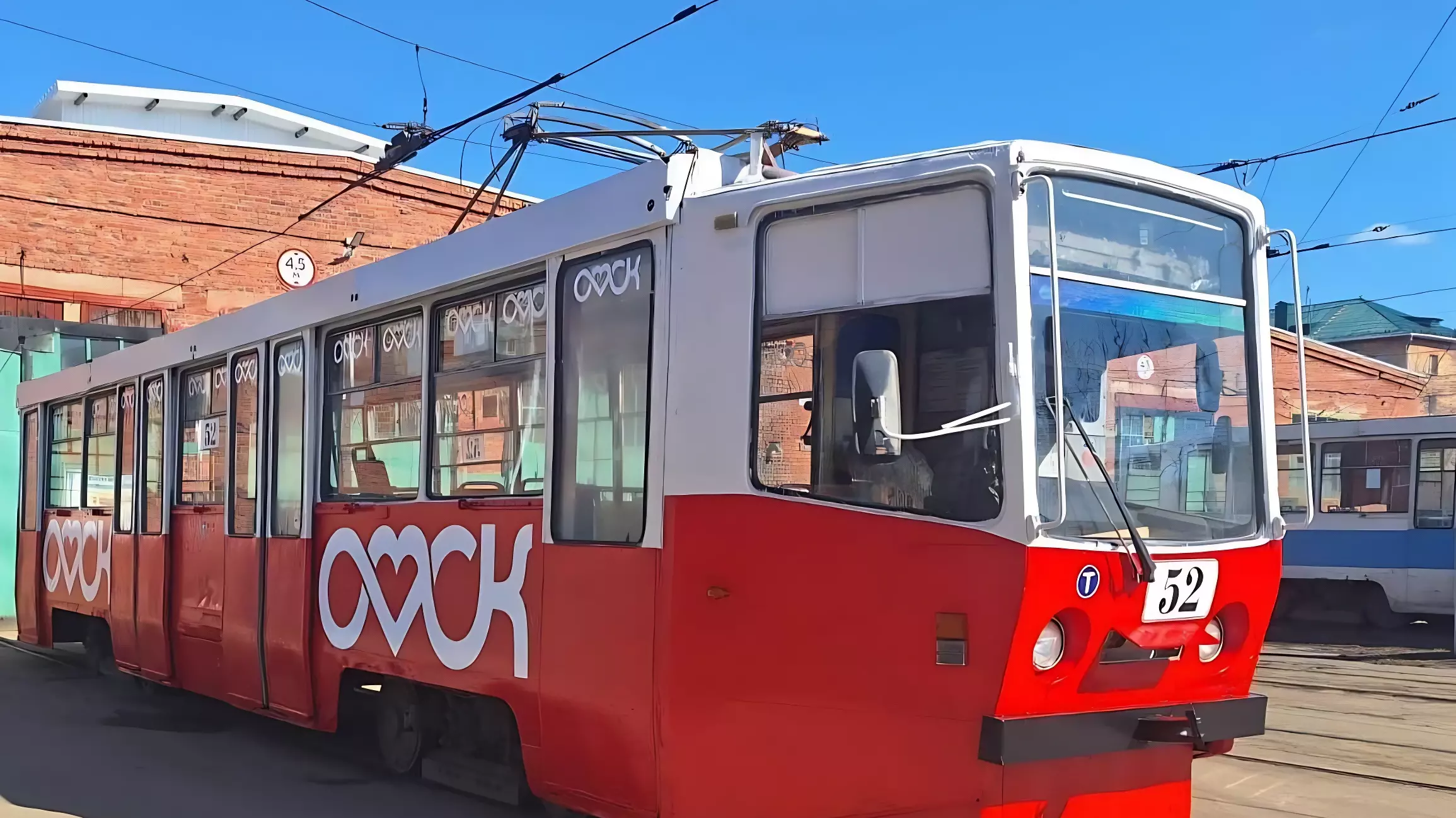 В Омске обновили облик старых трамваев