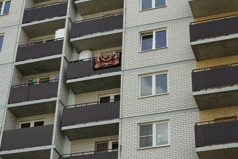 Жителя Омска, скинувшего с балкона подругу, отправили в колонию на семь лет