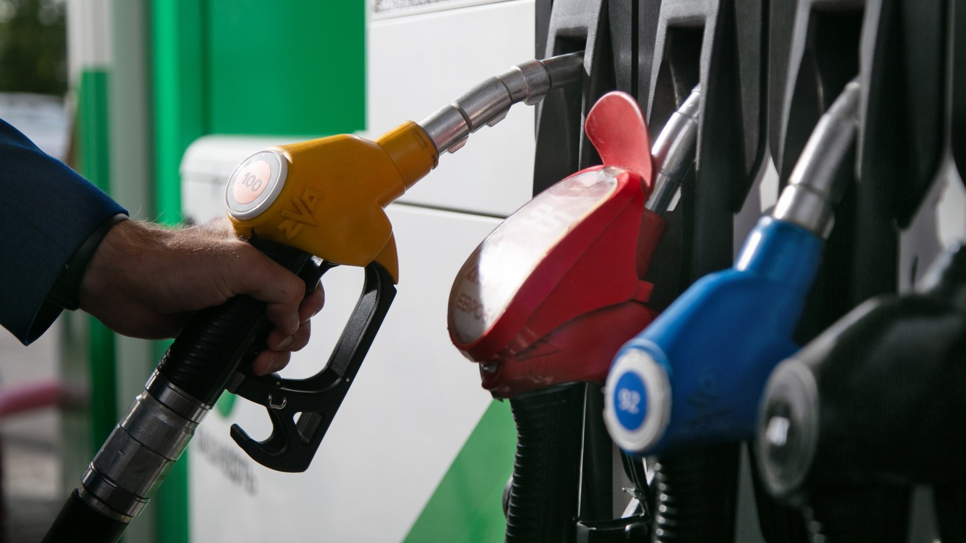 В Омской области снизились цены на топливо