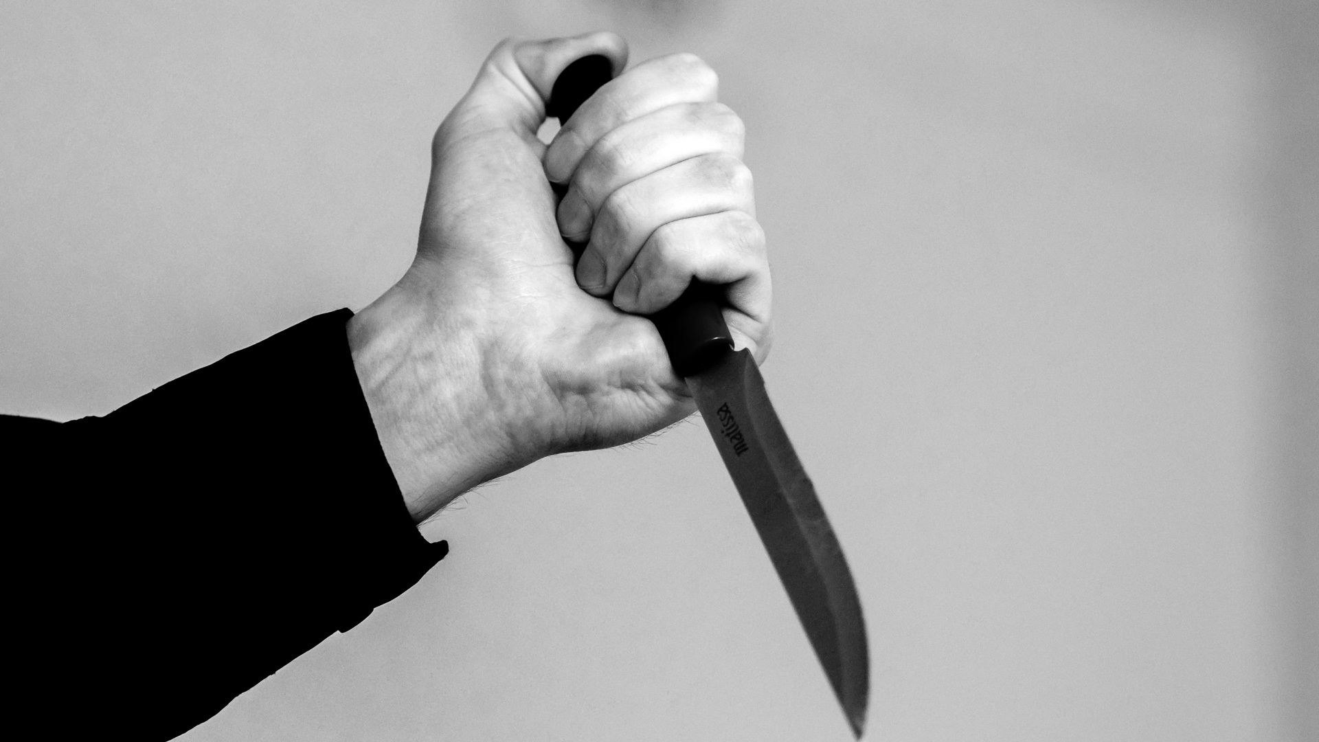 В Омске школьнику проткнули руку ножом из-за бывшей девушки