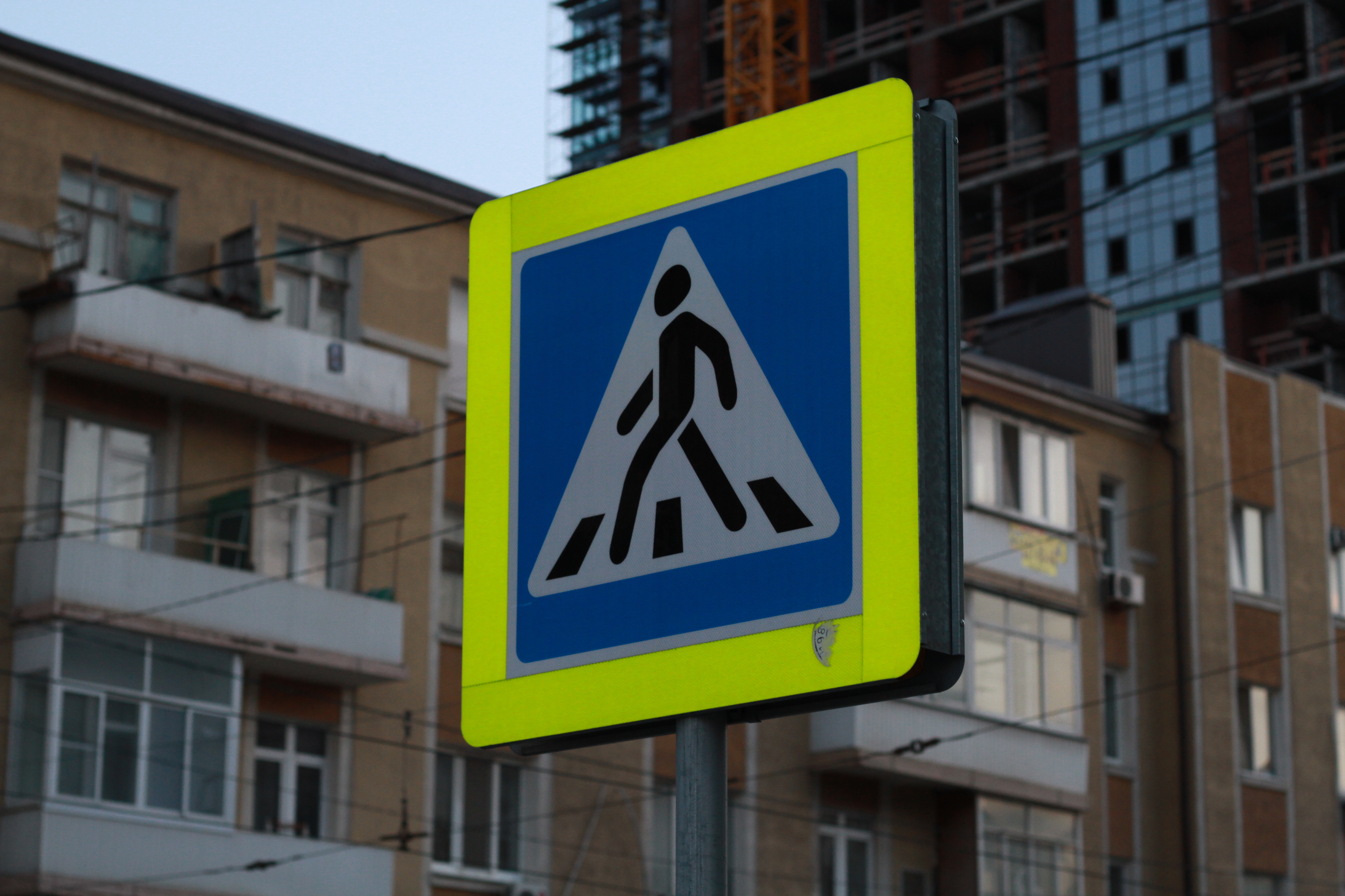 На улицах Омска перед пешеходными переходами появится 72 новых знака
