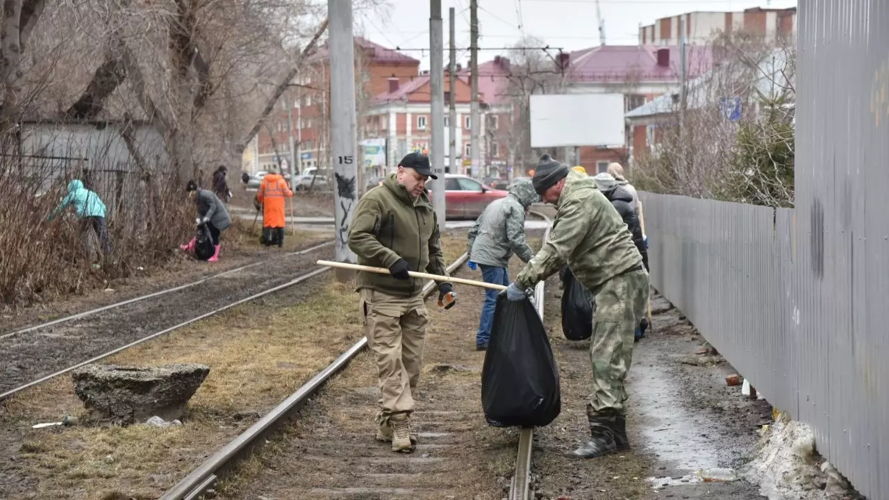 Мэр Омска Сергей Шелест принял участие в уборке центра города от мусора