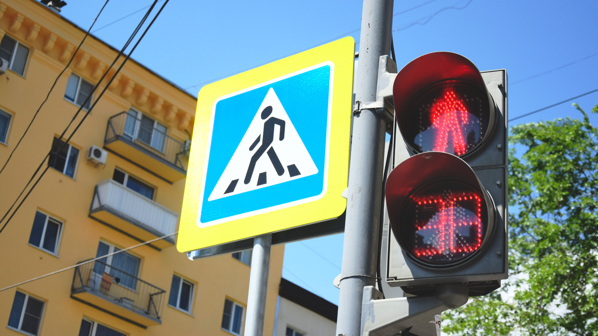 В Омске у пешеходных переходов установят 26 светодиодных дорожных знаков