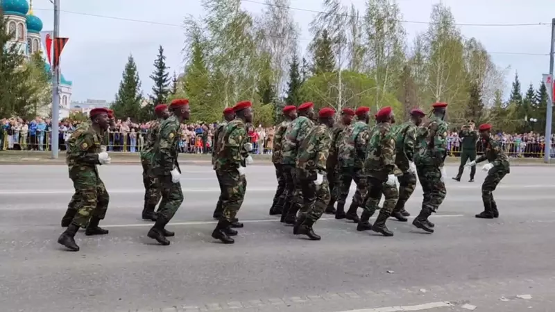 Африканские студенты в Омске исполнили национальной танец после Парада Победы
