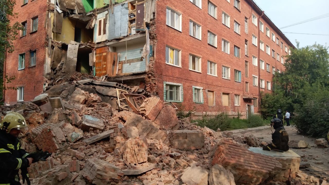 Жителей обрушившегося дома в Омске попросили съехать из гимназии перед 1 сентября