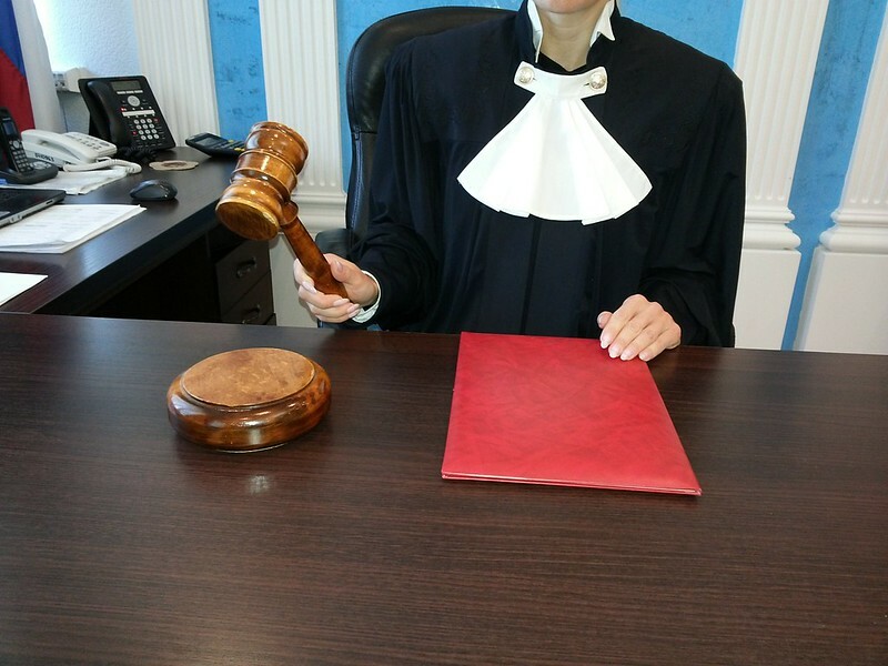 судья с молотком в руке
