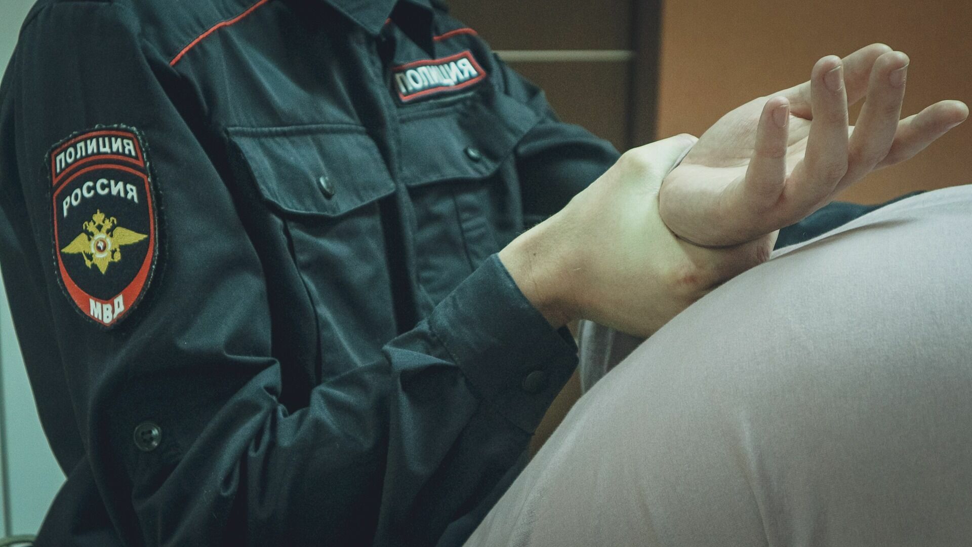 В Омске задержали женщину-курьера с партией наркотиков
