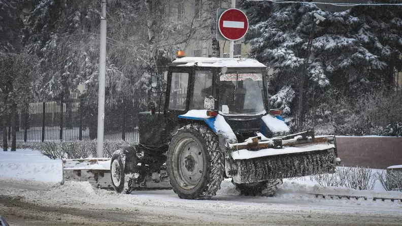 В мэрии Омска рассказали, сколько дорог очистят от снега после метели