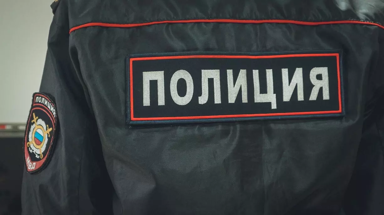 В Омске полиция ищет мужчин, которые разбили стекла двух теплых остановок