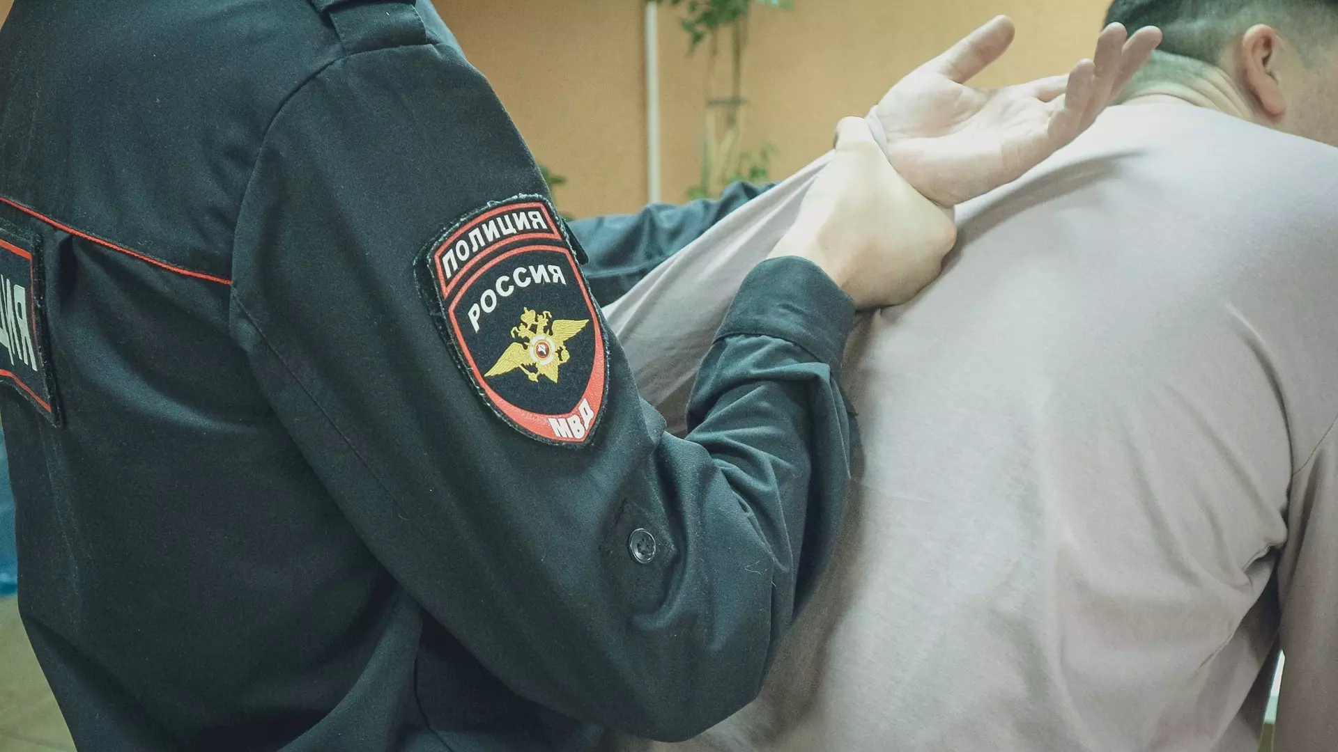 Омские полицейские задержали наркоторговца из-за рубежа